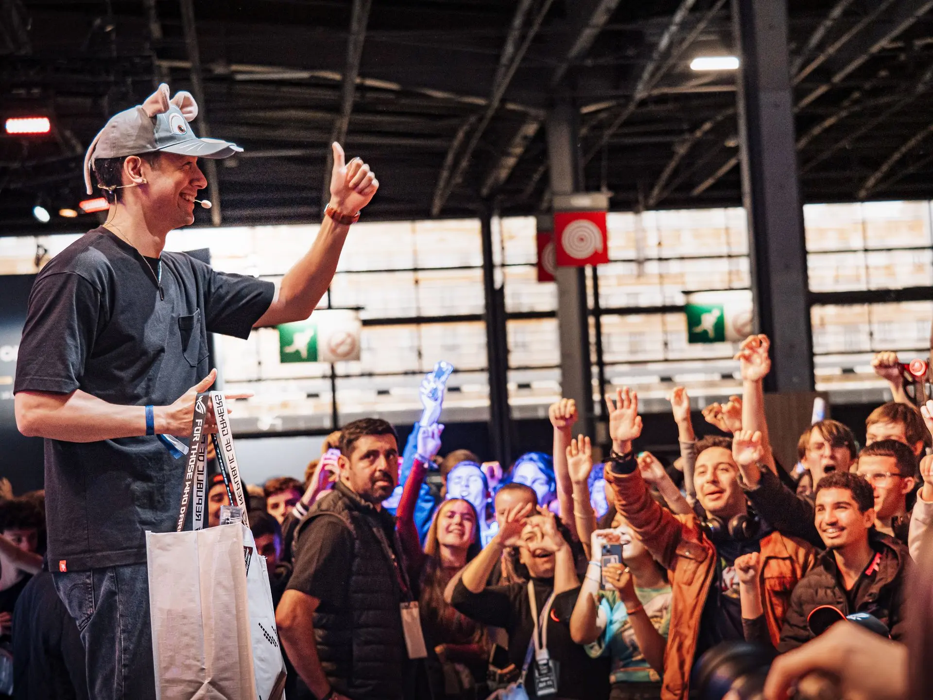 Photographie événementielle d’influenceurs présents sur un stand à la Paris Games Week