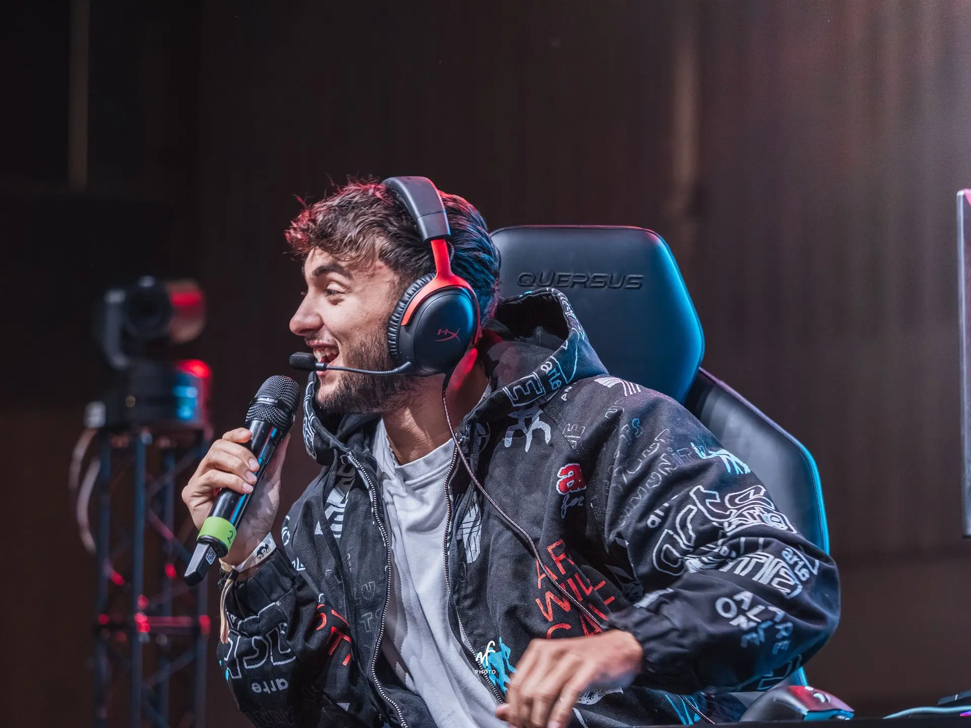 Photographie événementielle d’influenceurs présents sur un stand à la Paris Games Week