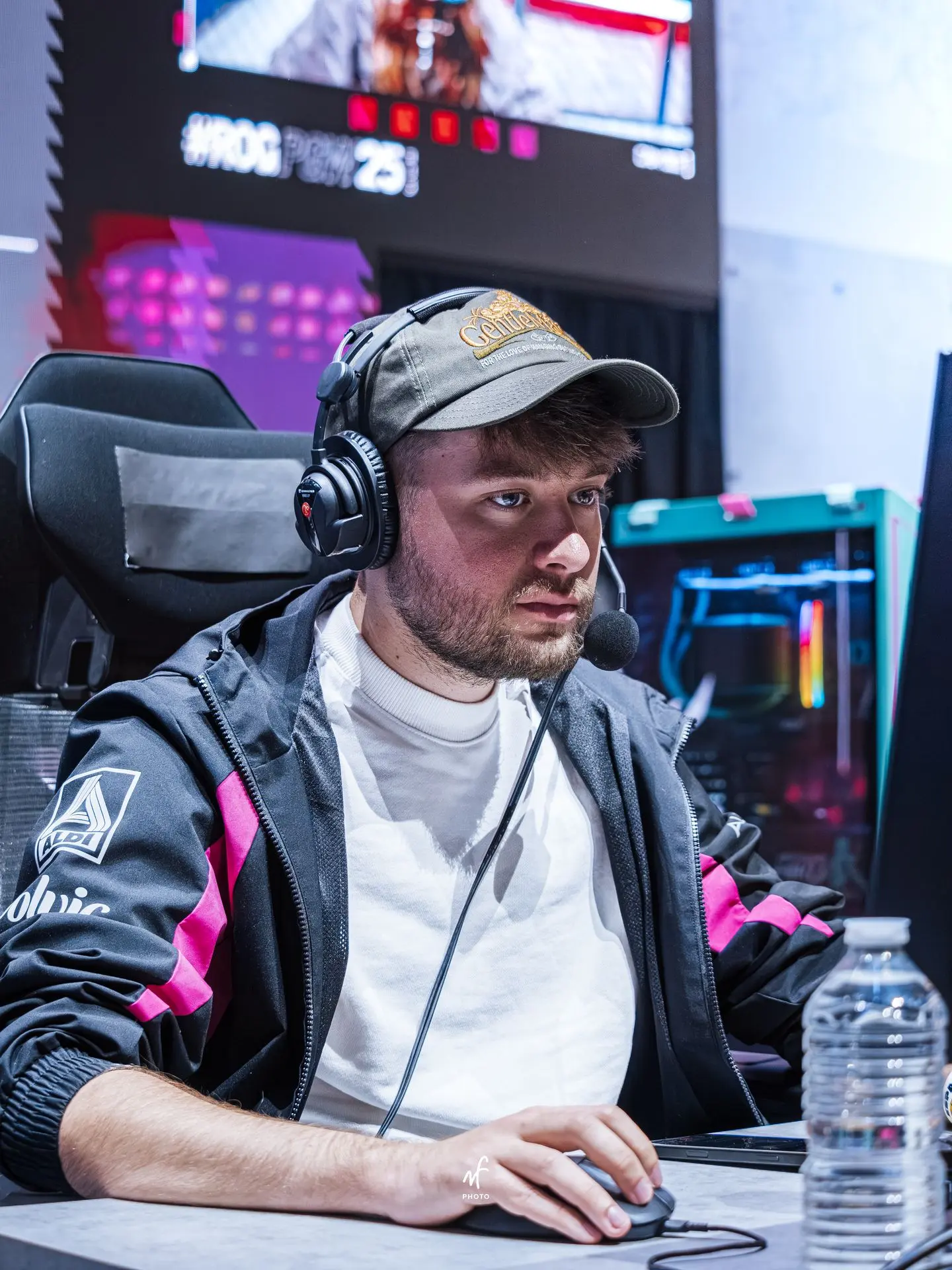 Reportage photo événementiel lors de la Paris Games Week avec stands marques, influenceurs et public