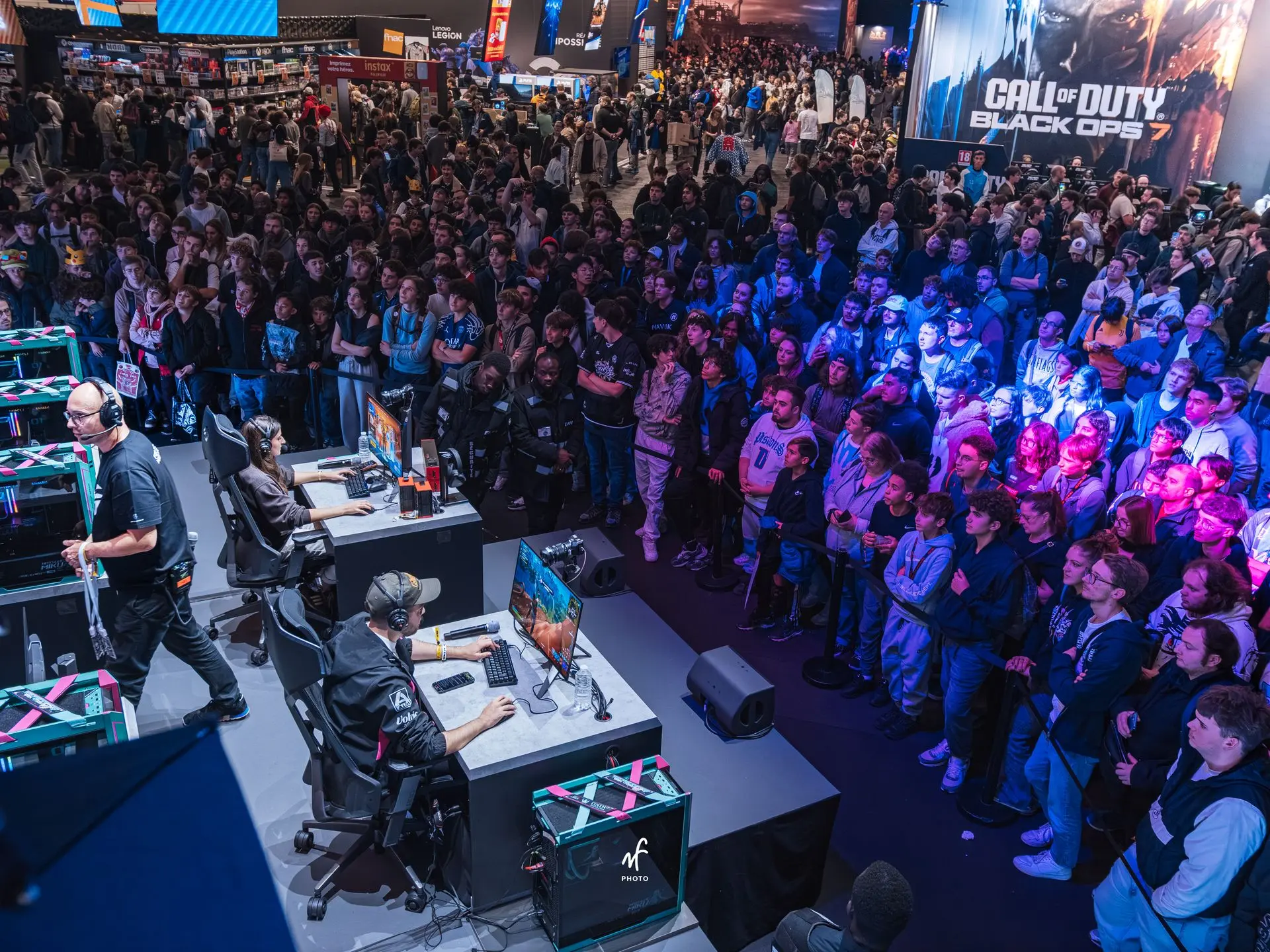 Reportage photo événementiel lors de la Paris Games Week avec stands marques, influenceurs et public
